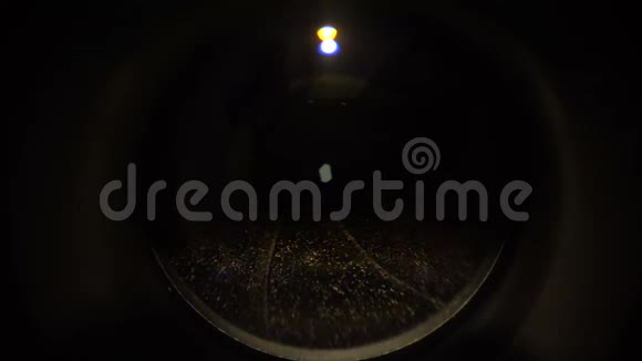 一幅美丽的照相机光圈光线照射在光圈上造成光线泄漏进行宏观拍摄视频的预览图