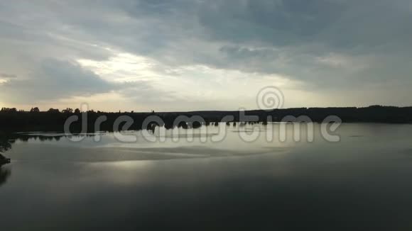 一个美丽的湖在夏天的傍晚乌克兰有绿色的河岸视频的预览图