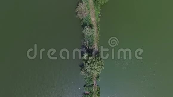 Dnipro河上有一条路的直藤床的空中射击视频的预览图