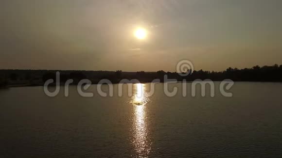 日落时闪耀的太阳之路一个人在湖里爬行视频的预览图