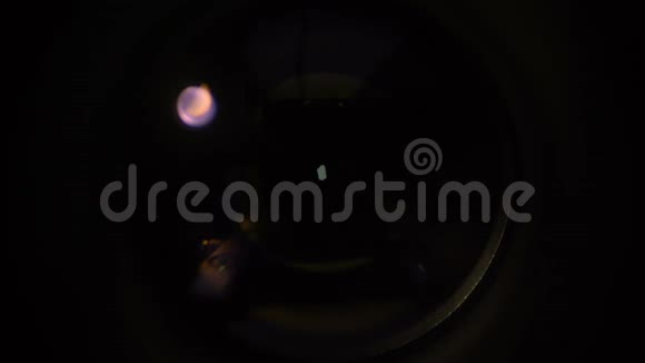 摄像机中的光泄漏镜头前宏观射击视频的预览图