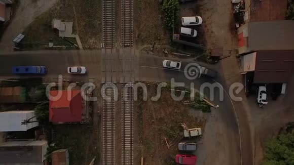 几辆汽车在夏季穿越铁路车站的空中射击视频的预览图