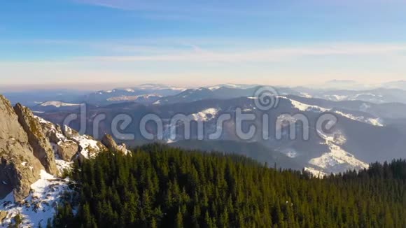 洛基山顶飞行无人机视频的预览图