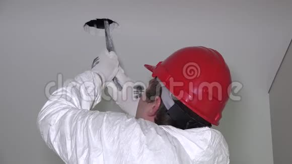 熟练的男工制作灯具安装的干墙吊顶孔视频的预览图