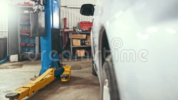 汽车维修维修或检查车间白色车辆视频的预览图