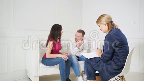 一对年轻夫妇在一个心理医生的接待处视频的预览图