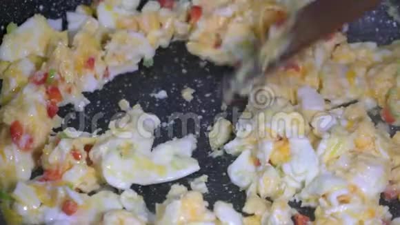 锅中炒鸡蛋的制作视频的预览图