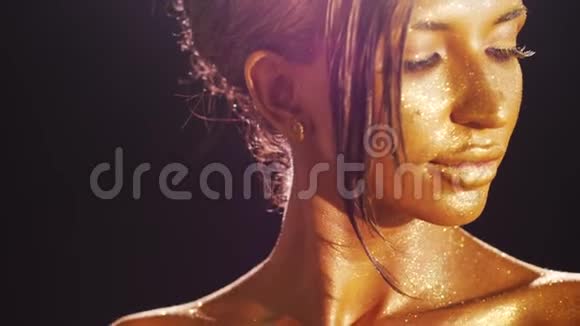 时尚化妆皮肤金黄的女人视频的预览图