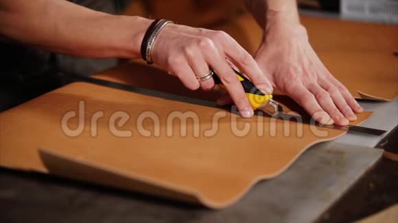 皮革手工制作配件的切割工艺视频的预览图