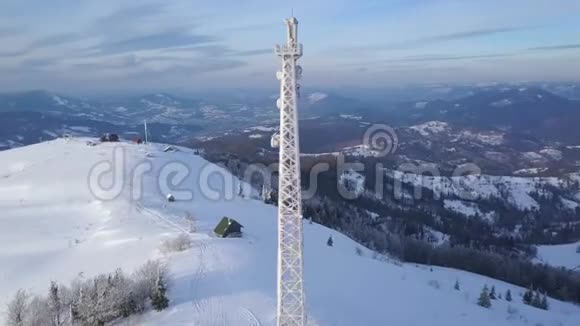 飞越喀尔巴阡山顶上的移动塔上面覆盖着雪晴朗的霜冻天气视频的预览图