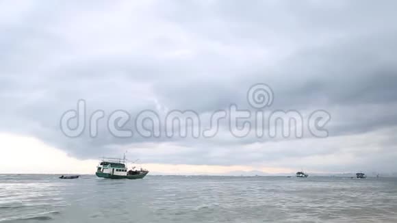 各种船只在靠近上海港的海上排队中国黄海视频的预览图
