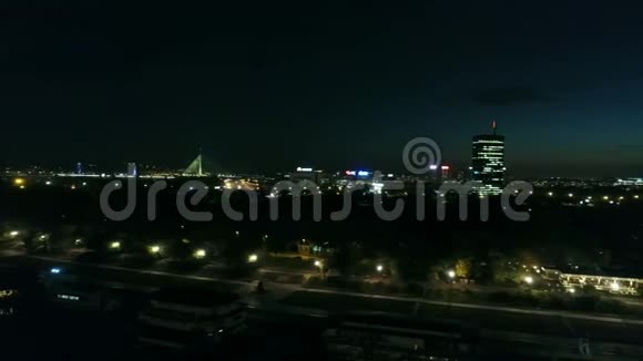 从河的上方可以看到城市的夜景和它的外墙视频的预览图