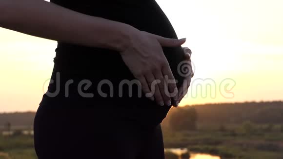 孕妇的手刺痛了她的胃视频的预览图