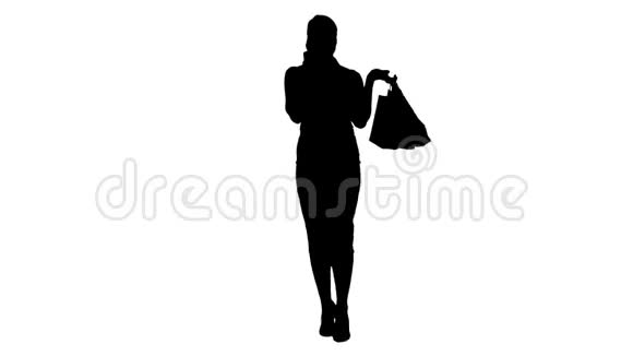 购物女人拿着袋子在电话里说话视频的预览图