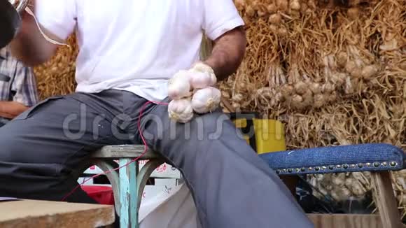 一个中年男人收集大蒜的头视频的预览图
