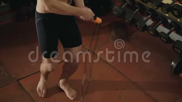 无毛无纹身战斗机跳与绳子在健身房4K视频的预览图