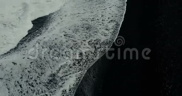 冰岛黑火山海滩岸边的巨浪的俯视图视频的预览图