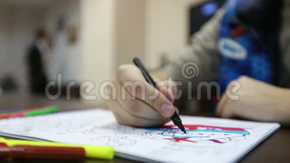 人画着色盒页视频的预览图