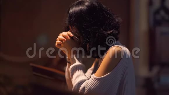 基督教妇女在教堂向上帝祈祷视频的预览图