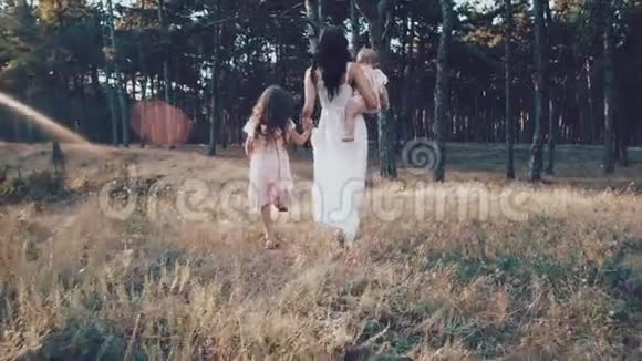 一位年轻的母亲和小女儿正在散步视频的预览图