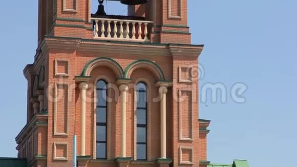 棕色东正教教堂的钟楼视频的预览图