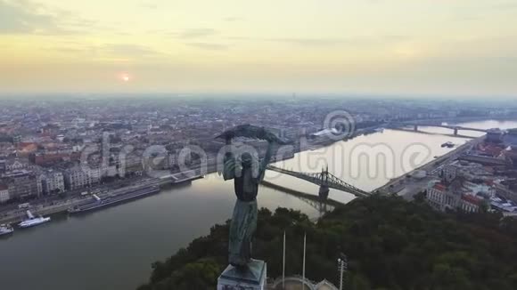 在自由女神像周围飞行背景是布达佩斯的天际线视频的预览图
