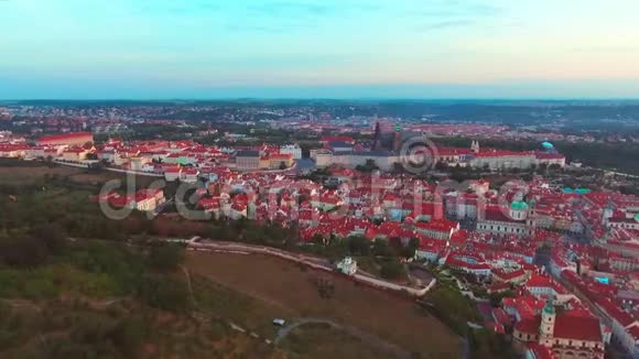 布拉格城堡上空总统官邸俯瞰城市景色视频的预览图