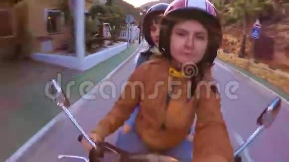 两个年轻女孩骑滑板车的动作镜头视频的预览图