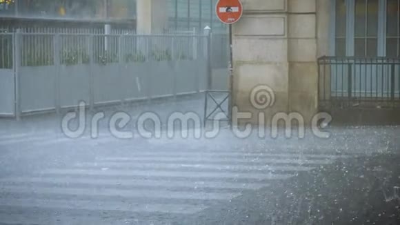 巴黎街头的极端天气冰雹风暴视频的预览图