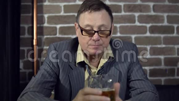 商人在室内用砖墙喝酒视频的预览图