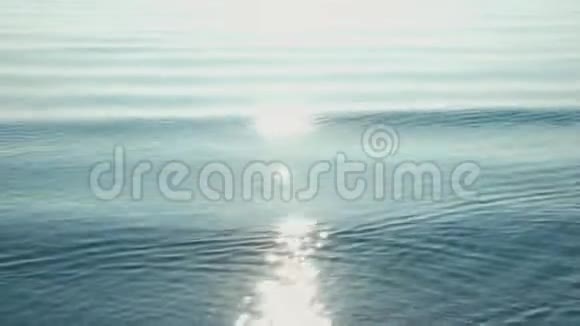 涟漪水面反射早晨的阳光视频的预览图