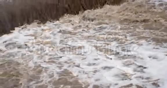洪水过后的水流视频的预览图