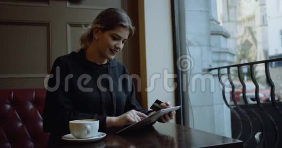 使用iPad在线购物的美丽女性网上银行视频的预览图
