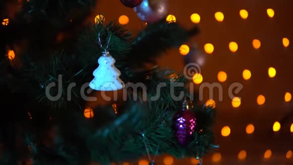礼物在圣诞树下的背景花环在晚上特写视频的预览图