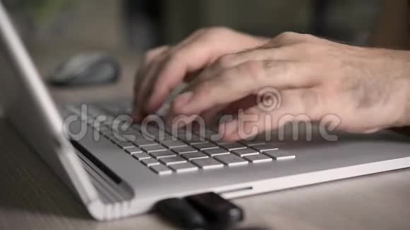 自由职业者类型和工作在笔记本电脑视频的预览图