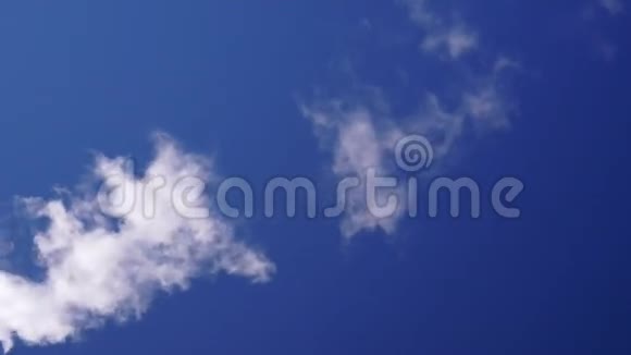 天空中的喇叭发出白烟视频的预览图