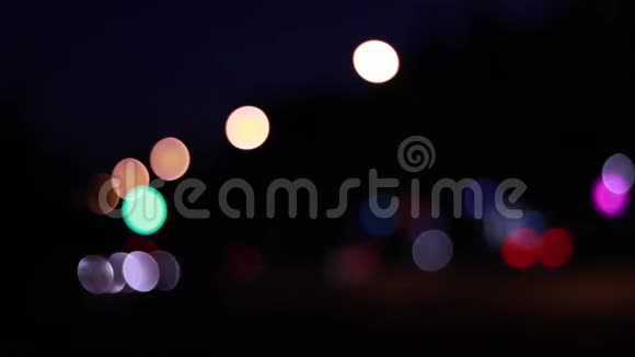夜晚城市背景的灯光城市交通中移动汽车的离焦前灯抽象的明亮的闪光的彩色的视频的预览图
