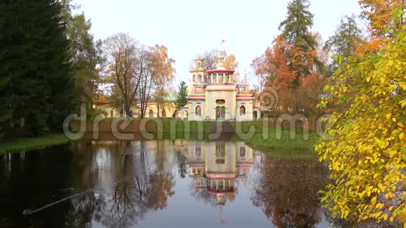 一个池塘畔的土耳其浴亭十月的阴天Tsarskoye视频的预览图