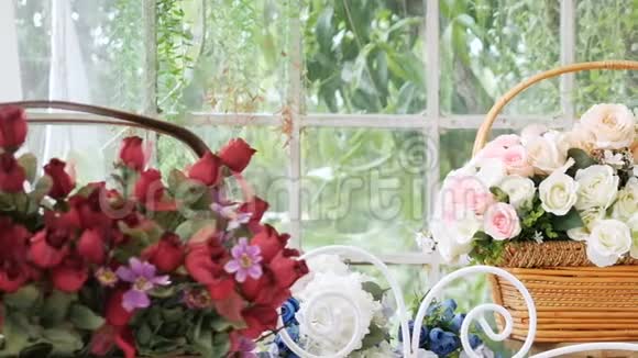 美丽的玫瑰和许多种类的花在花店与幻灯片运动花店背景视频的预览图