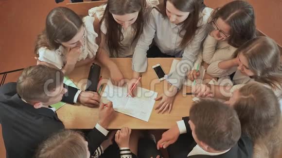 同学们围坐在课桌旁讨论学校的任务俄罗斯学校视频的预览图