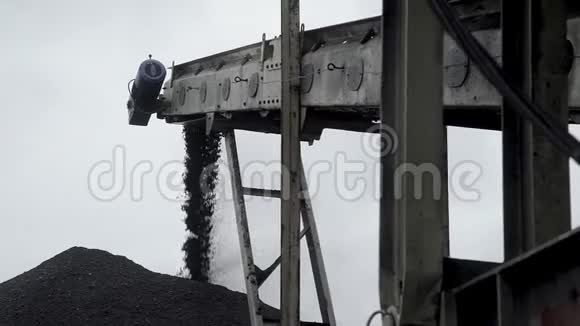 一个煤喷器形成一堆煤的概述视频的预览图