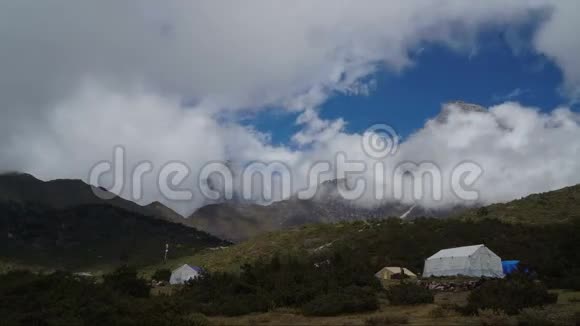 快速移动的云层和帐篷在山下视频的预览图