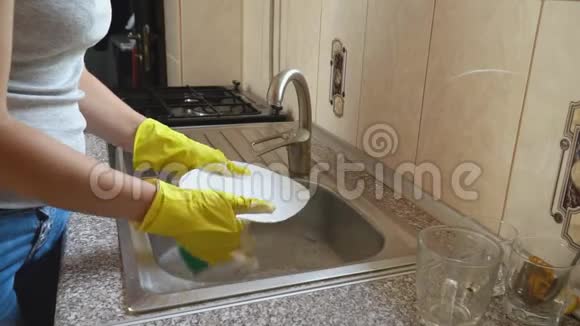女人洗盘子视频的预览图