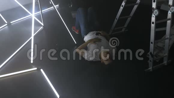 摄影师躺在舞池里视频的预览图