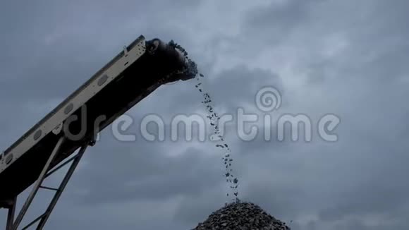 煤矿带式输送机上落煤块的概述视频的预览图