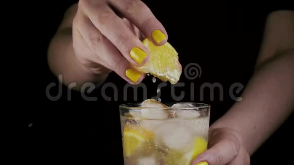 慢动作女人手捏一片柠檬视频的预览图