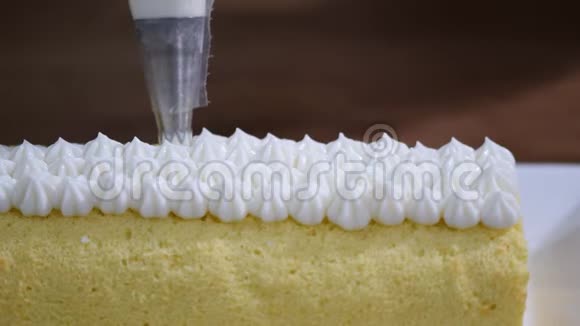用香草奶油装饰甜卷蛋糕视频的预览图