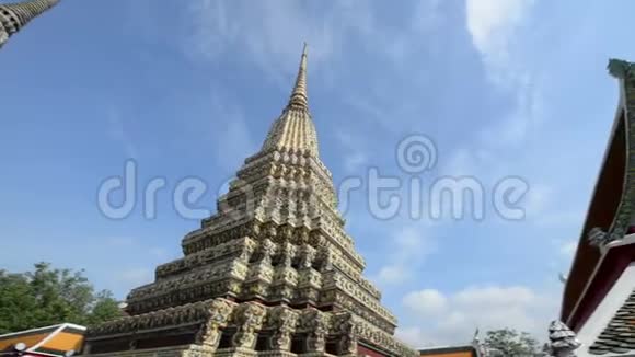 泰国曼谷佛寺有蓝天的古塔视频的预览图