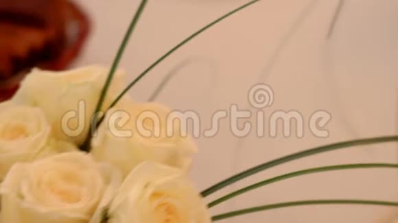 新娘桌上的玫瑰花束视频的预览图