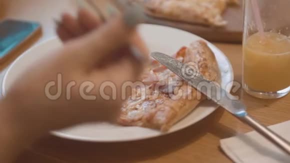 在一个咖啡馆的慢动作视频中一片披萨躺在盘子里快速生活方式披萨食品概念视频的预览图